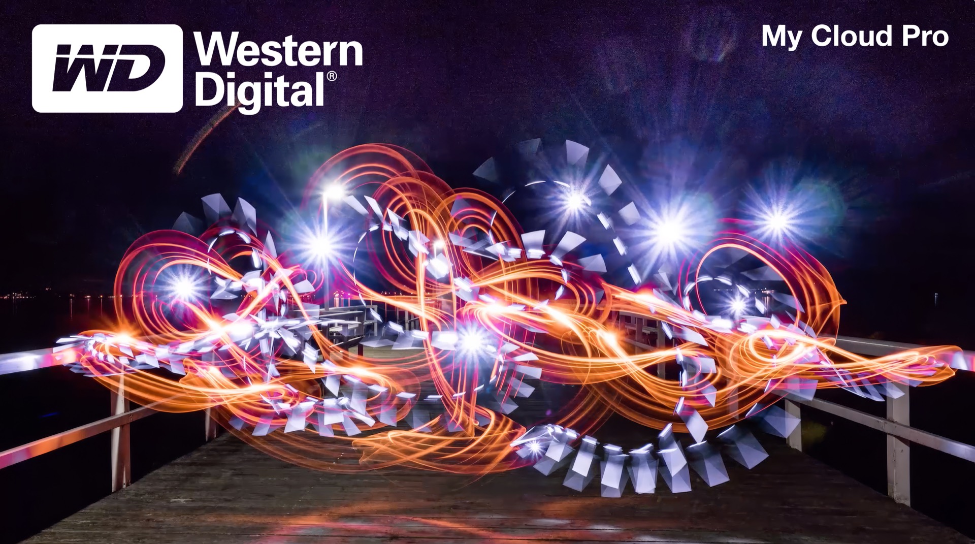 Western Digital My Cloud Pro — Datenströme als Lichtbahnen, Bewegtbild-Light-Painting